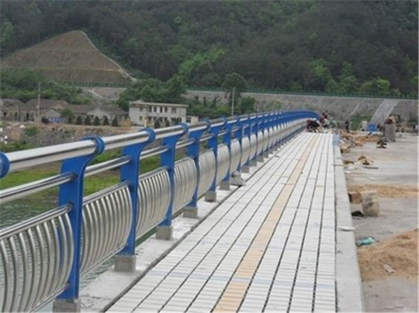 舒兰不锈钢桥梁护栏的特性及其在现代建筑中的应用